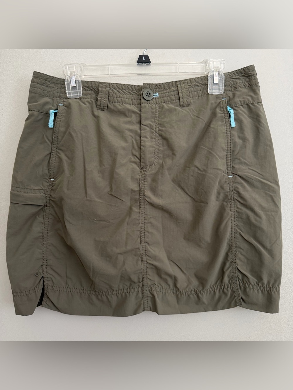 Eddie Bauer cargo skort Olive Green features distinctive blue zipper Women’s 10